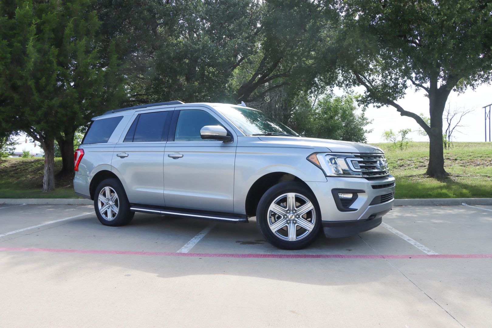 2020 Ford Expedition XLT Sport Utility 4D photo 1