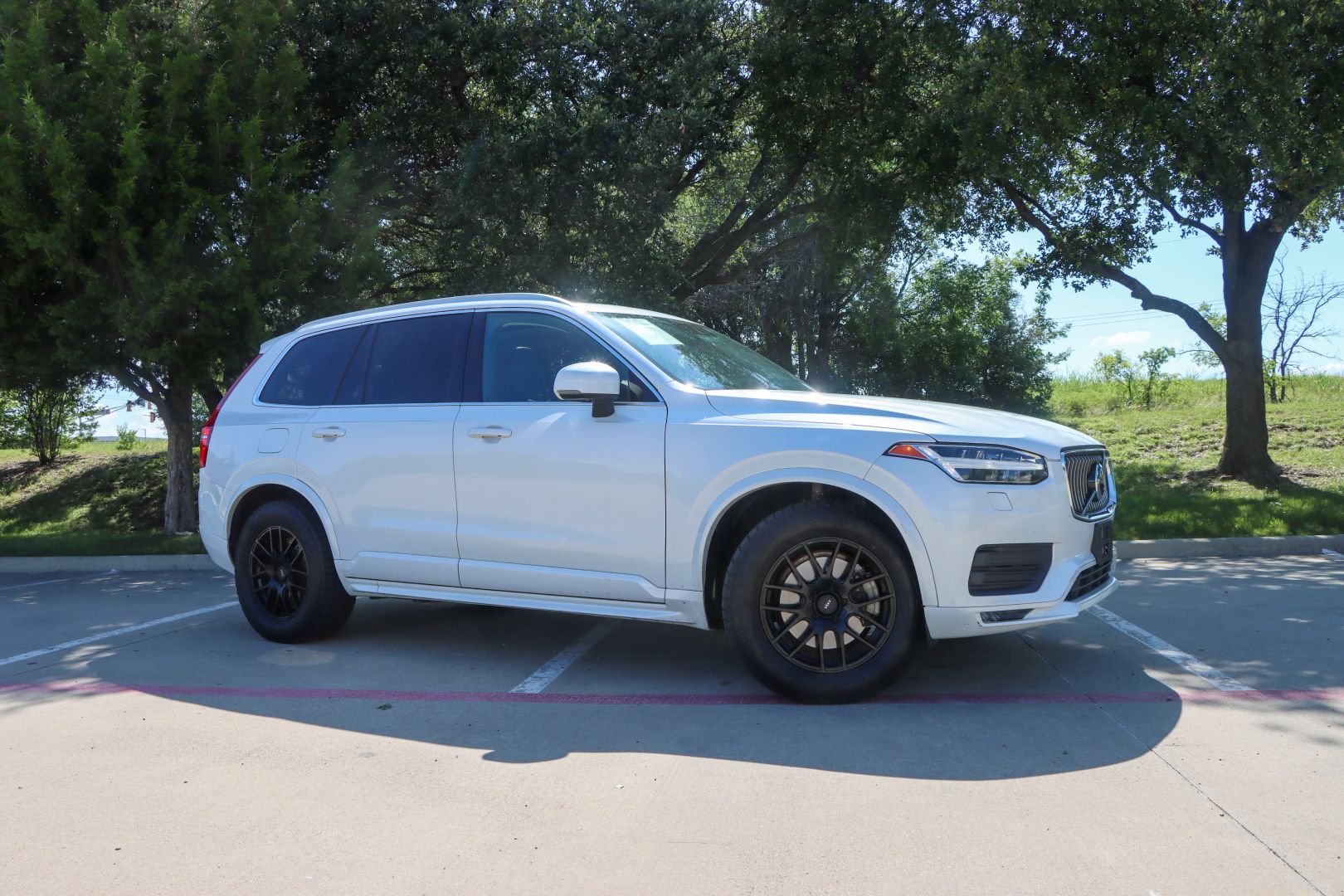 2020 Volvo XC90 T6 Momentum Sport Utility 4D photo 1