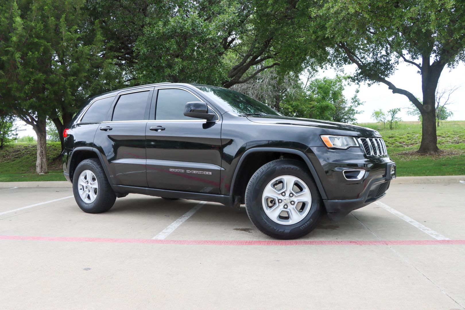 2017 Jeep Grand Cherokee Laredo Sport Utility 4D photo 1